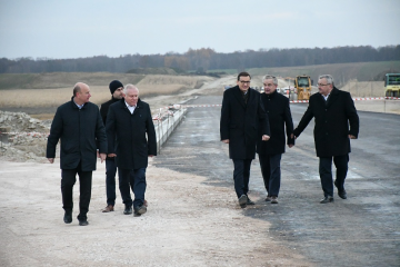 Premier Mateusz Morawiecki i Minister Andrzej Adamczyk z wizytą w Powiecie Miechowskim w kontekście rozwoju gospodarczego regionu